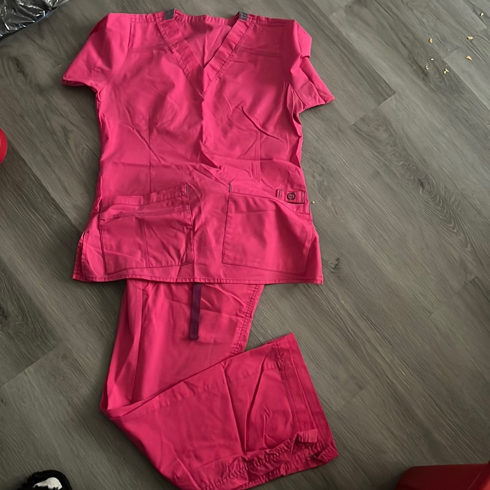 Spread hood cherry Scrub set EUC